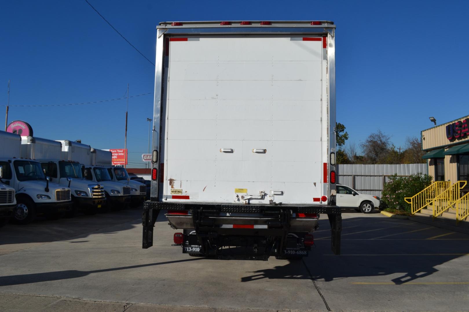 2016 WHITE /BLACK INTERNATIONAL 4300 with an CUMMINS ISB 6.7L 220HP engine, ALLISON 2100HS AUTOMATIC transmission, located at 9172 North Fwy, Houston, TX, 77037, (713) 910-6868, 29.887470, -95.411903 - 25,999LB GVWR NON CDL, 26FT BOX, 13'6FT CLEARANCE, HEIGHT 103" X WIDTH 102", AIR RIDE , DUAL 40 GALLON FUEL TANKS, CRUISE CONTROL, COLD A/C , - Photo#4